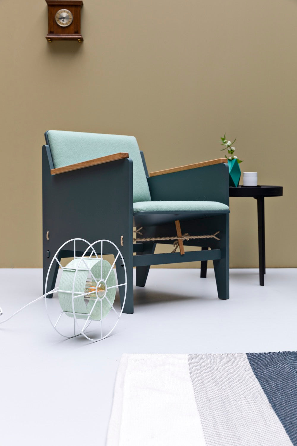 Spool vloerlamp in design woonkamer